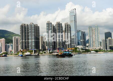 Skyline von Tsuen Wan aus Sicht von Tsing Yi in Hong KNG. Stockfoto