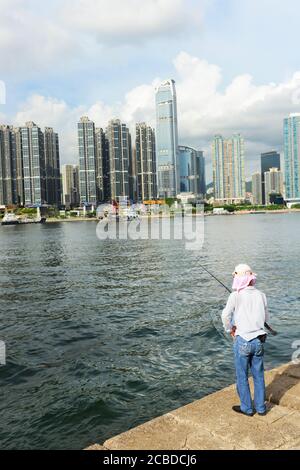 Skyline von Tsuen Wan aus Sicht von Tsing Yi in Hong KNG. Stockfoto