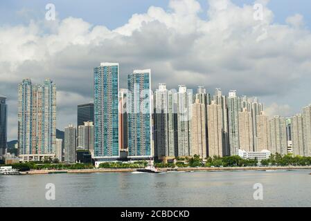 Skyline von Tsuen Wan aus Sicht von Tsing Yi in Hong KNG. Stockfoto