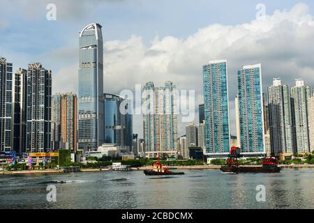 Skyline von Tsuen Wan aus Sicht von Tsing Yi in Hong KNG. Stockfoto