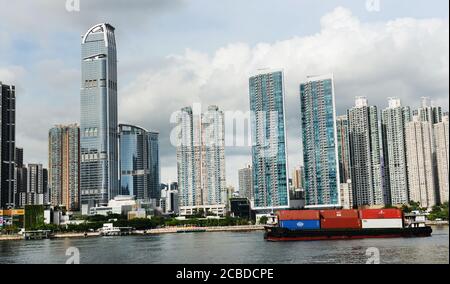 Skyline von Tsuen Wan aus Sicht von Tsing Yi in Hong KNG. Stockfoto