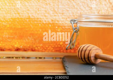 Bio-Honig und rustikales Brot auf einem alten Holztisch. Gesundes Frühstück. Stockfoto