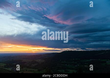 Herrliches Panorama der Poebene von Modena, Emilia Romagna, bei Sonnenaufgang im Sommer, mit spektakulären Farben der Wolken und des Himmels Stockfoto