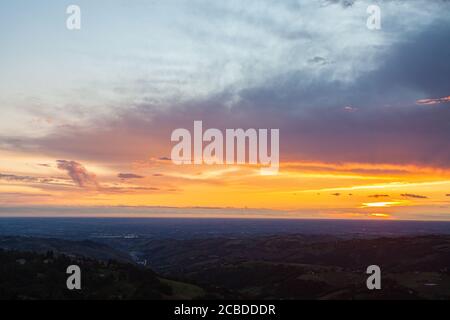 Herrliches Panorama der Poebene von Modena, Emilia Romagna, bei Sonnenaufgang im Sommer, mit spektakulären Farben der Wolken und des Himmels Stockfoto