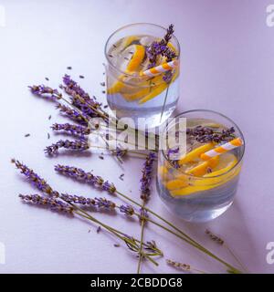 Lavendellimonade in Gläsern mit Blumen. Gesundes erfrischendes Getränk. Selektiver Fokus Stockfoto