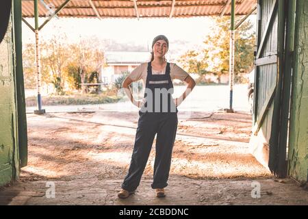 Gleichstellung der Geschlechter. Porträt einer jungen lächelnden Brünette Frau in einer Arbeitsuniform. Straße im Hintergrund. Speicherplatz kopieren Stockfoto