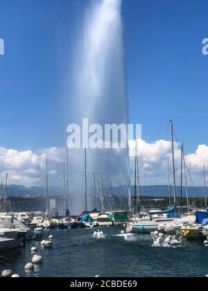Wunderschöner Blick auf die historische Skyline von Genf mit dem berühmten Jet d'Eau Brunnen im Hafenviertel im wunderschönen Genf, Schweiz. Stockfoto