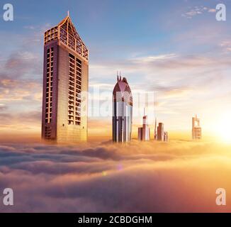 Dubai Sonnenuntergang Panoramablick auf die Innenstadt mit Wolken bedeckt. Dubai ist super moderne Stadt der VAE, kosmopolitische Megalopolis. Sehr hochauflösendes Bild Stockfoto