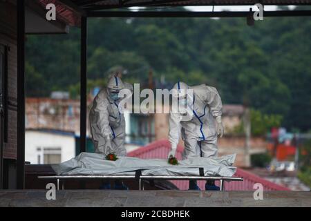 Peking, Nepal. August 2020. Nepalesische Armeeangehörige in Schutzanzügen zollen dem Leichnam eines COVID-19-Opfers in einem Krematorium in Kathmandu, Nepal, am 12. August 2020 Tribut. Die nepalesische Regierung bestätigte am Mittwoch den Rekordwert von acht Todesfällen durch COVID-19, was die Zahl der Todesopfer auf 91 anschl. Quelle: Sulav Shrestha/Xinhua/Alamy Live News Stockfoto