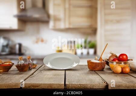 Zutaten in der Küche auf Holzplatte. Leeren Teller, ideal für Product Placement. Sehr hohe Auflösung Stockfoto