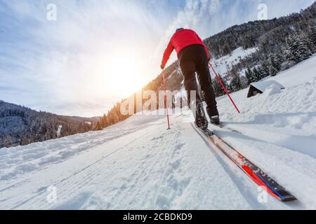 Langlaufen. Junger Mann tun, Bewegung im Freien. Winter Sport und gesunde Lebensweise. Rückseite anzeigen Stockfoto