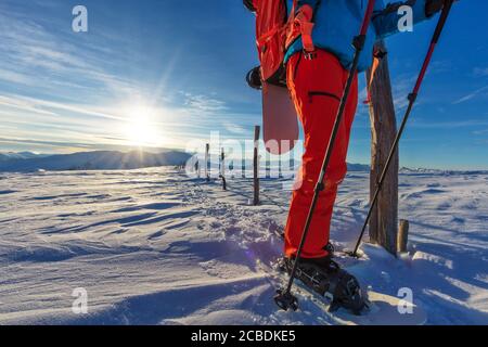 Nahaufnahme der Snowboarder wandern mit Schneeschuhen im Pulverschnee. Europäische Alpine Landschaft, Winter Sport und Aktivitäten Stockfoto