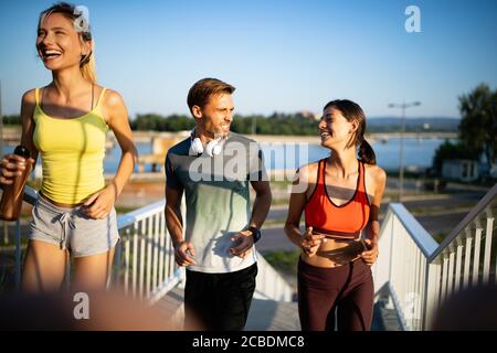 Fitness, Sport, Leute und Konzept. Gerne passen Freunde laufen im Freien
