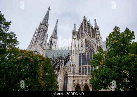 Ein launischer, grauer Blick auf das Äußere der Votivkirche, Votivkirche. In Wien, Österreich. Stockfoto