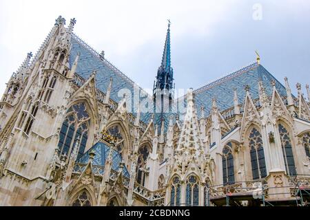 Ein launischer, grauer Blick auf das Äußere der Votivkirche, Votivkirche. In Wien, Österreich. Stockfoto