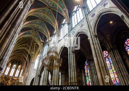 Innenansicht der aufragenden, gewölbten, bemalten Decke der Votivkirche, Votivkirche. In Wien, Österreich. Stockfoto