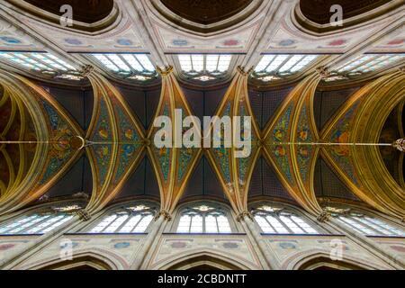 Ein Innenraum, gerader Blick auf die hohe, gewölbte, bemalte Decke der Votivkirche, Votivkirche. In Wien, Österreich. Stockfoto
