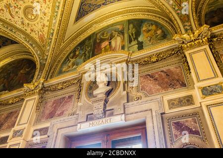 Goldene Lobby-Wanddetails von Mozart und Gemälden an der Wiener Staatsoper und der Staatsoper. In Wien, Österreich. Stockfoto