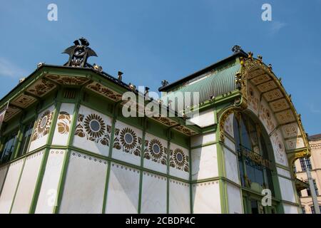 Außenfassade Blick auf den Jugendstil weißen Marmor und grünen Metall, Eisen Karlsplatz Station, entworfen von Architekt Otto Wagner. In Wien, Österreich. Stockfoto