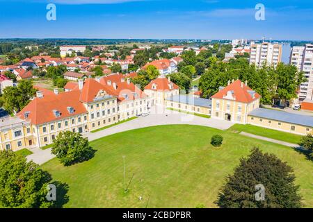 Kroatien, Luftaufnahme der Altstadt von Vukovar, Stadtmuseum im alten Schloss im Park, klassische historische Architektur und unten Stadt Horizont Stockfoto