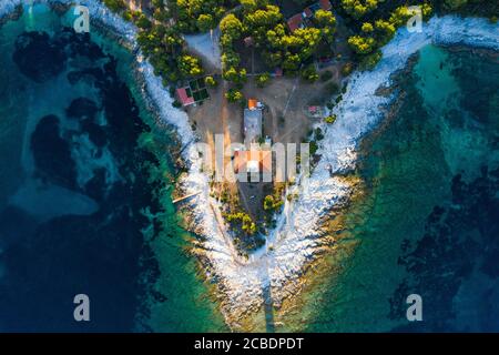 Erstaunliches Kroatien, spektakuläre Adriaküste, Leuchtturm von Veli Rat auf der Insel Dugi Otok bei Sonnenaufgang, Panoramablick von Drohne Stockfoto