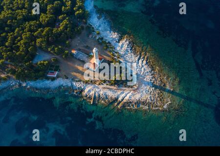 Erstaunliches Kroatien, spektakuläre Adriaküste, Leuchtturm von Veli Rat auf der Insel Dugi Otok bei Sonnenaufgang, Panoramablick von Drohne Stockfoto