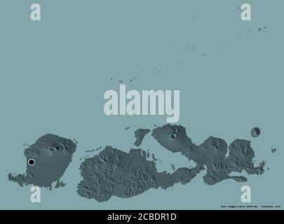 Form von Nusa Tenggara Barat, Provinz Indonesien, mit seiner Hauptstadt isoliert auf einem einfarbigen Hintergrund. Farbige Höhenkarte. 3D-Rendering Stockfoto