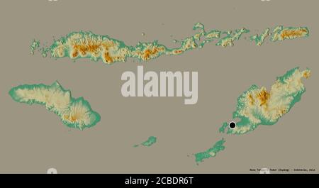 Form von Nusa Tenggara Timur, Provinz von Indonesien, mit seiner Hauptstadt isoliert auf einem einfarbigen Hintergrund. Topografische Reliefkarte. 3D-Rendering Stockfoto