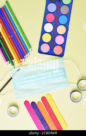 Bunte flache lag Hintergrund mit Handwerk liefert auf dem Weg Zurück zur Schule Stockfoto