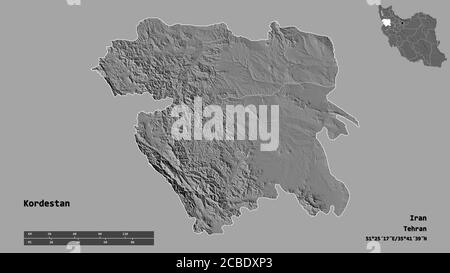 Form von Kordestan, Provinz Iran, mit seiner Hauptstadt auf festem Hintergrund isoliert. Entfernungsskala, Regionenvorschau und Beschriftungen. Höhenkarte mit zwei Ebenen. Stockfoto