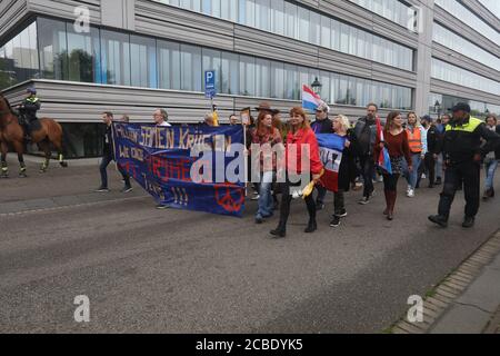 Am Donnerstag, dem 9. Juli 2020, versammelten sich rund 150 Menschen auf dem Malieveld in Den Haag, um einen protestmarsch gegen die Corona-Maßnahmen zu gehen und mehr Freiheit zu fordern. Mit: Atmosphäre wo: Den Haag, Niederlande Wann: 09 Jul 2020 Kredit: WENN.com Stockfoto