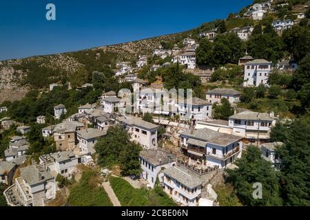 Luftaufnahme von Makrinitsa traditionelles griechisches Dorf auf dem Pelion Berg in Zentralgriechenland. Stockfoto