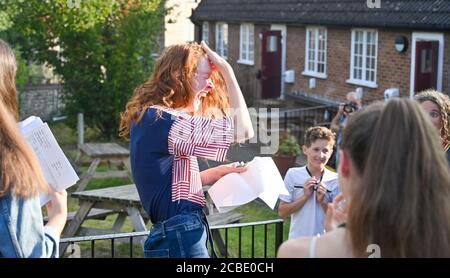 Lewes UK 13. August 2020 - die Studentin freut sich sehr, dass sie Heute von der Lewes Old Grammar School in East Sussex ein Level erhalten hat. Beth erhielt 3 A Stars : Credit Simon Dack / Vervate / Alamy Live News Stockfoto