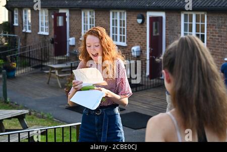 Lewes UK 13. August 2020 - die Schüler freuten sich, dass sie Heute ein Level-Ergebnis von der Lewes Old Grammar School in East Sussex erhalten hat. Beth erhielt 3 A Stars : Credit Simon Dack / Vervate / Alamy Live News Stockfoto