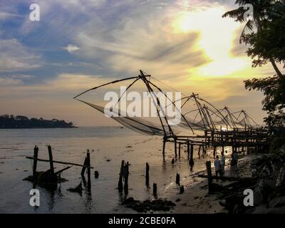 Königin des Arabischen Meeres, Paradesi-Synagoge, chinesische Fischernetze, cochin Port, antike indische Handwerksläden in Mattancherry in Kochi, Indien. Stockfoto