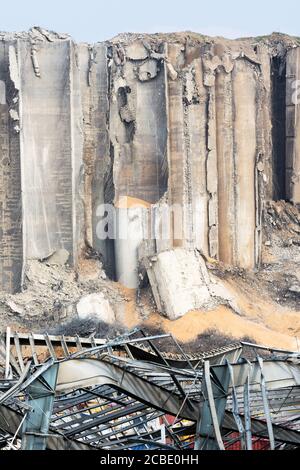 Beirut / Libanon - 08/13/2020: Getreidesilos im Hafen von Beirut zerstört nach einer Explosion erschütterte Beirut am 4. August. Stockfoto