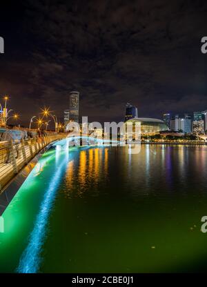 Singapur, Singapur - JULI 16 2020: Blick auf Singapore City Skyline bei Nacht Stockfoto