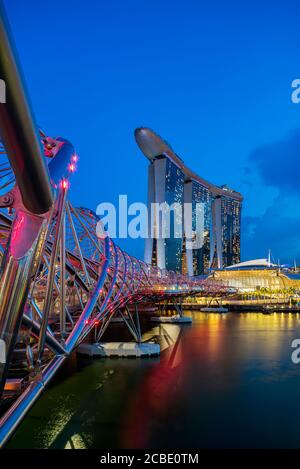 SINGAPORE CITY, SINGAPUR - JULI 16 2020: Marina Bay Sands bei Nacht das größte Hotel in Asien. Es wurde am 27. April 2010 eröffnet. Stockfoto