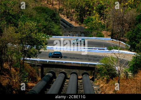 Penstock Pfeifen in Tamil Nadu, ist berühmt für seine Dravidian-Stil Hindu Tempel. Ein Land des kulturellen und religiösen Erbes Stockfoto