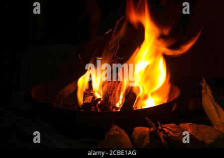 Lagerfeuer, 'Princess of Hills', Kodaikanal ist eines der beliebtesten Flitterwochen-Reiseziele in Südindien. Stockfoto