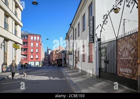 Västgötegatan ist eine Vintage-Straße mit vielen Restaurants in Norrkoping, einer historischen Industriestadt in Schweden. Stockfoto