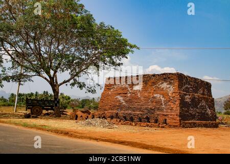 Die Ziegelherstellung, Tamil Nadu, ist berühmt für seine hinduistischen Tempel im dravidischen Stil. Ein Land des kulturellen und religiösen Erbes Stockfoto