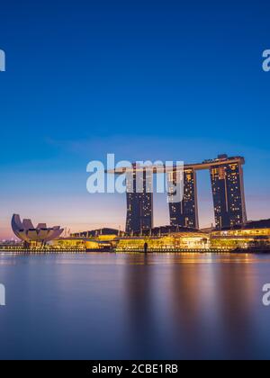 SINGAPORE CITY, SINGAPUR - JULI 16 2020: Marina Bay Sands bei Nacht das größte Hotel in Asien. Es wurde am 27. April 2010 eröffnet. Stockfoto
