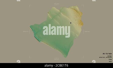 Gebiet von AT-Ta'mim, Provinz Irak, isoliert auf einem soliden Hintergrund in einem georeferenzierten Begrenzungsrahmen. Beschriftungen. Topografische Reliefkarte. 3D-Rendering Stockfoto