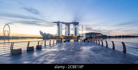 SINGAPUR STADT SINGAPUR: JULI 16 2020: Singapur Merlion Park Innenstadt Singapur Geschäftsviertel bei Sonnenaufgang Stockfoto