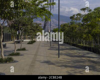 MEDELLIN, KOLUMBIEN - Mar 28, 2020: Park, um etwas Bewegung in der Stadt Medellin ohne Menschen während der Quarantäne zu tun. Stockfoto