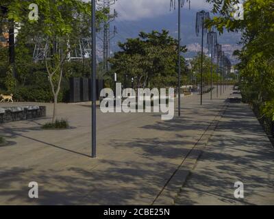 MEDELLIN, KOLUMBIEN - Mar 28, 2020: Park, um etwas Bewegung in der Stadt Medellin ohne Menschen während der Quarantäne zu tun. Stockfoto