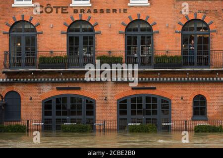 Überflutete Grundstücke am Ufer der Themse in Windsor, nachdem die Themse ihre Ufer platzte. Windsor, Berkshire, Großbritannien. Februar 2014, 10 Stockfoto