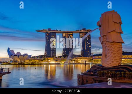 SINGAPUR STADT SINGAPUR: JULI 16 2020: Singapur Merlion Park Innenstadt Singapur Geschäftsviertel bei Sonnenaufgang Stockfoto