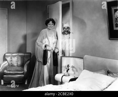 MARGARET DUMONT und GROUCHO MARX in ENTENSUPPE 1933 Regie LEO McCarey Geschichte Bert Kalmar und Harry Ruby Paramount Pictures Stockfoto